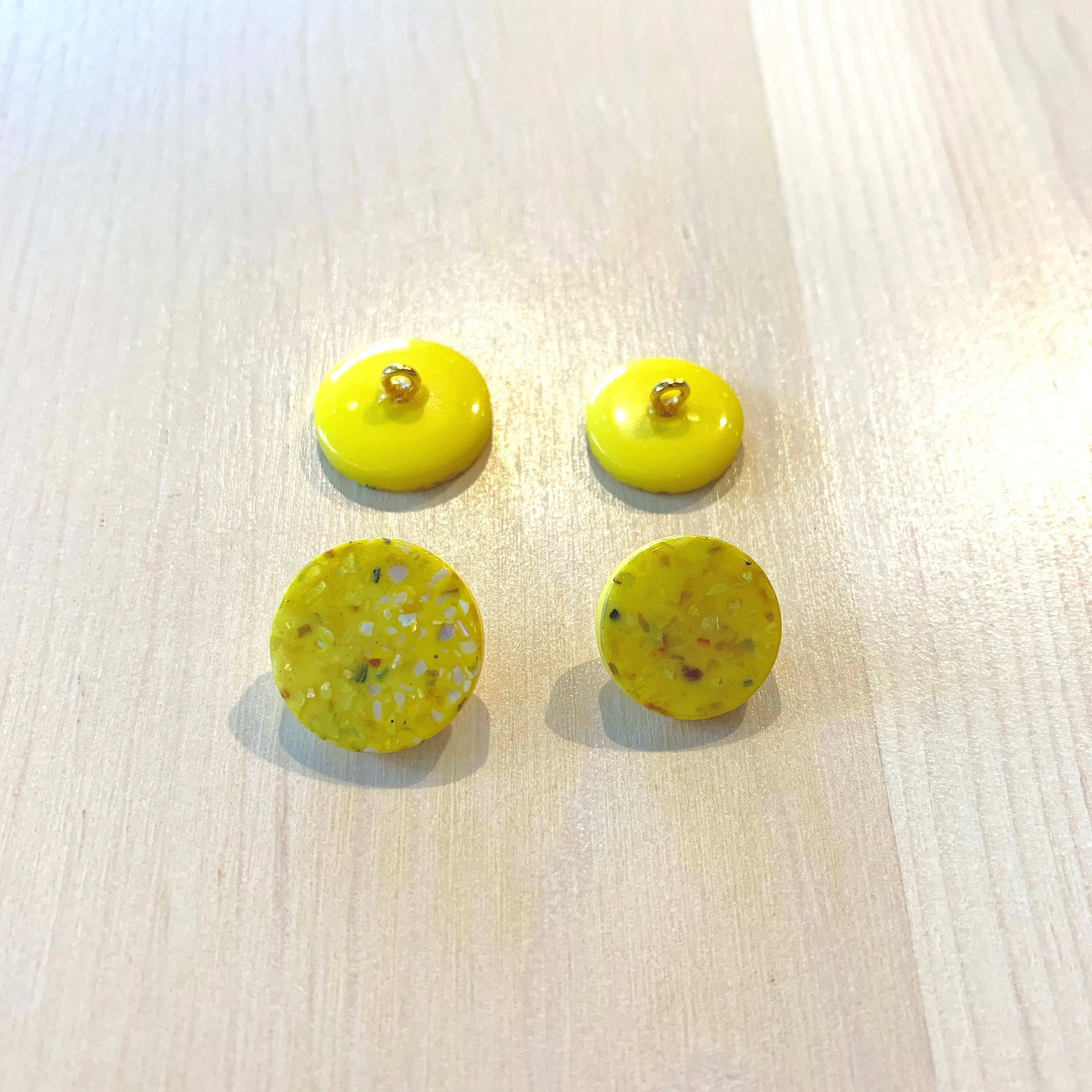 Recycled polyester buttons